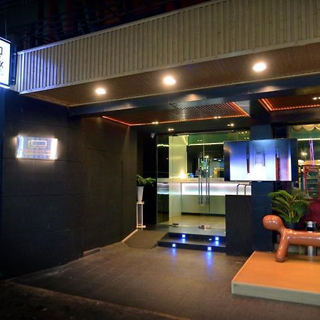 De Lux Bangkok Hotel Buitenkant foto